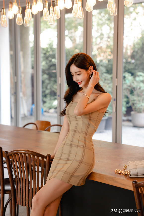 橡木波本溫莎堡格紋吊肩短裙,珠珠飄逸長髮太美了 橡木波本溫莎堡格紋吊肩短裙,珠珠飄逸長髮太美了