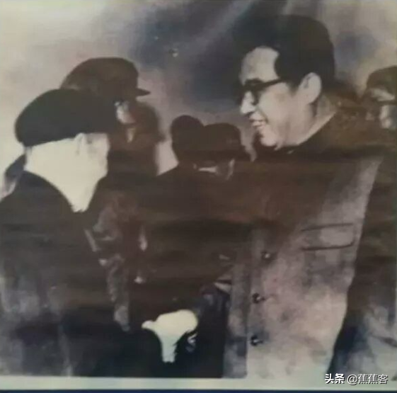 羅盛教犧牲後：父親赴朝為兒掃墓，被救者母親提出：我把孫子送你