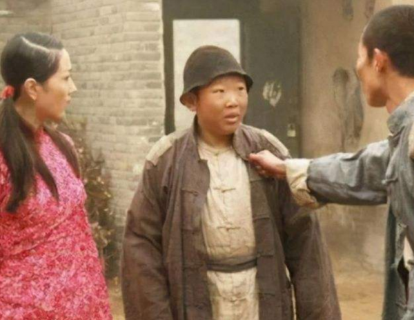 明星侯祥：9歲停止發育，36歲身高不到1米6，和妻子同框像母子