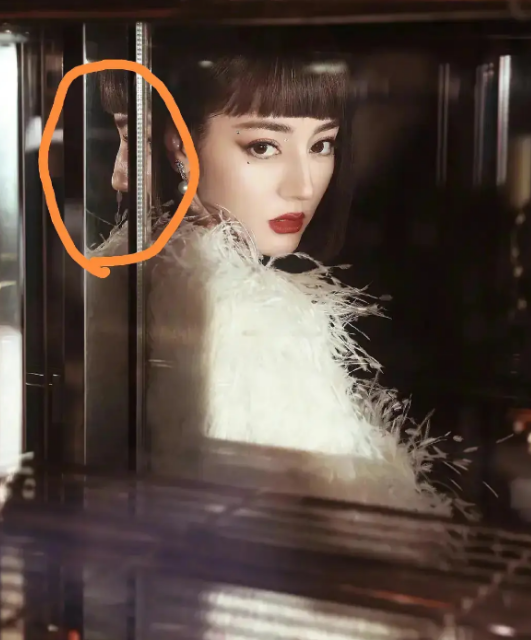 明星P圖翻車：熱巴忘了P反光，關曉彤七根腳趾，周冬雨鏡中腿打眼