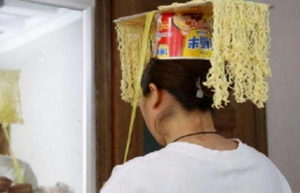 河南一女子模仿武則天，泡麵當王冠，麻袋做龍袍，23家公司求籤約