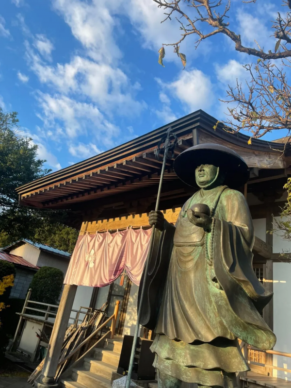 一個人和六隻貓守著一座寺院,吃飯被一群貓環繞會是怎樣的體驗? 一個人和六隻貓守著一座寺院,吃飯被一群貓環繞會是怎樣的體驗?