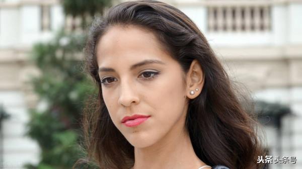 小乞丐碰瓷行駛中的汽車,無意間發現竟然是自己失散三年的兒子 小乞丐碰瓷行駛中的汽車,無意間發現竟然是自己失散三年的兒子