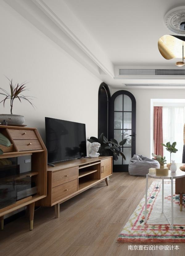 老婆強拆土氣背景牆，婆婆抓狂！老公用4種方案化解矛盾