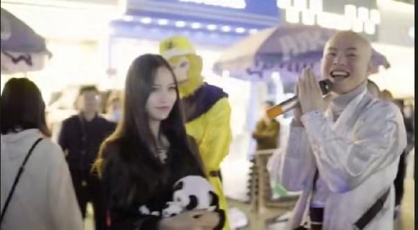 四川雨澤為何要剃光頭扮演小僧街頭撩妹賣唱?他經歷了什麼? 四川雨澤為何要剃光頭扮演小僧街頭撩妹賣唱?他經歷了什麼?