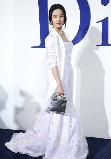 劉亦菲一身休閒裝扮明明挺美,卻被嘲身材臃腫,看完覺得太苛刻了 劉亦菲一身休閒裝扮明明挺美,卻被嘲身材臃腫,看完覺得太苛刻了