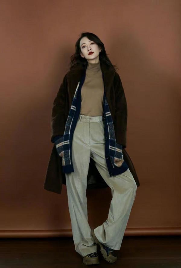 王鷗穿毛絨外套也不顯胖，搭配高領衫和牛仔闊腿褲，身材比太優秀