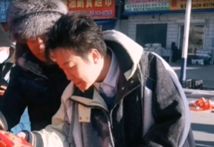 李玉剛回老家過年，打扮低調素顏顯精神，當街摔鞭炮玩鬧似孩童