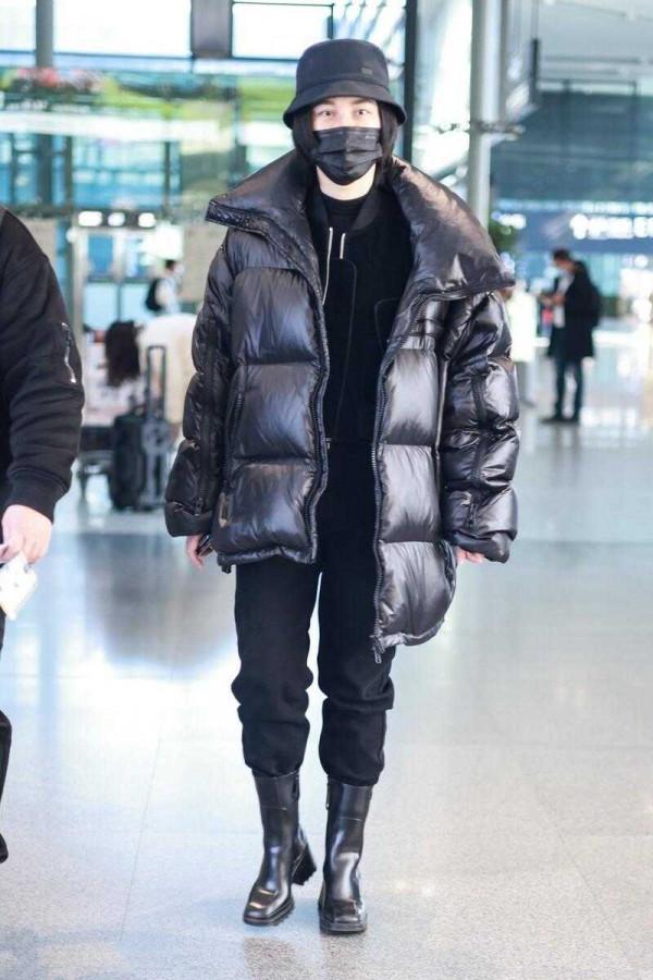 張雨綺這回終於穿對了,黑色麵包服配小腳褲,小鳥腿太顯瘦 張雨綺這回終於穿對了,黑色麵包服配小腳褲,小鳥腿太顯瘦