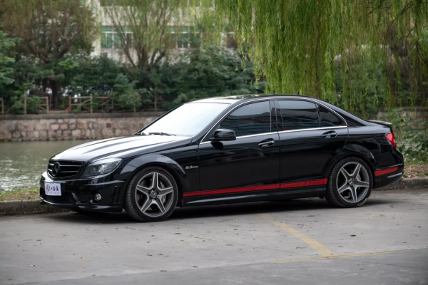 專業車手也無法拒絕的V8自吸戰車,濃墨重彩的二手C63 AMG 專業車手也無法拒絕的V8自吸戰車,濃墨重彩的二手C63 AMG