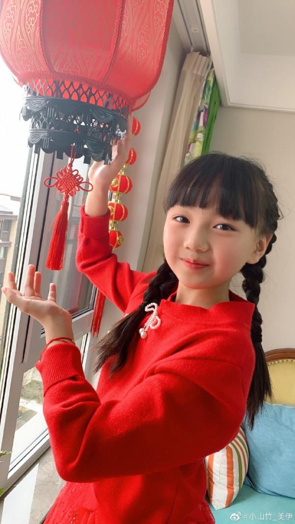 鄧倫&OpenCurlyDoubleQuote;女兒&rdquo;小山竹，教媽媽拍辣妹照！淡出娛樂圈，越長越美