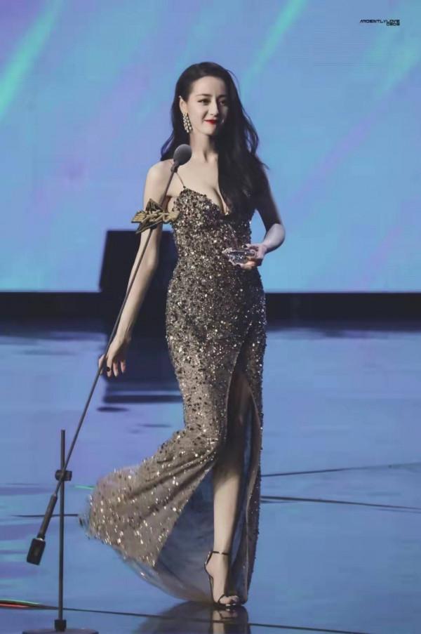 迪麗熱巴紅毯造型太絕了，張張驚豔，你最喜歡哪個？