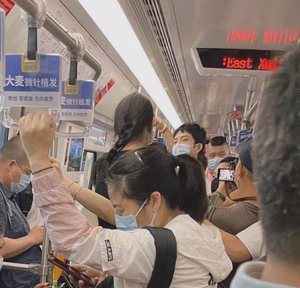 井柏然周迅坐地鐵上班，面板細嫩看不出瑕疵，接地氣生活氣息十足