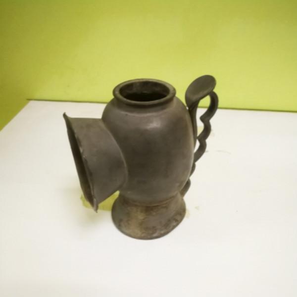 民國的時候,有一件少見的錫器,據說可以在盛夏的時候滅蚊子 民國的時候,有一件少見的錫器,據說可以在盛夏的時候滅蚊子