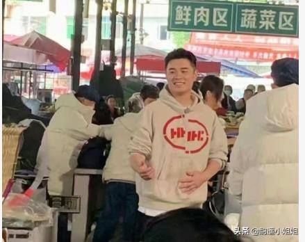 47歲黃渤現身小鎮菜市場，賣橙子動作熟練，佟麗婭生圖氣質太出眾