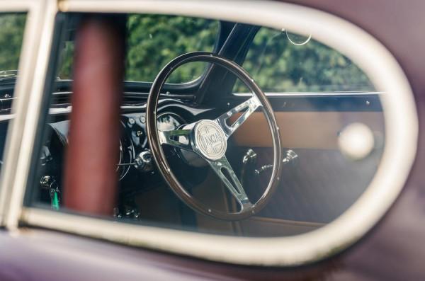 英國小廠復刻藍旗亞經典老車！獨特優雅造型，減重效能不俗