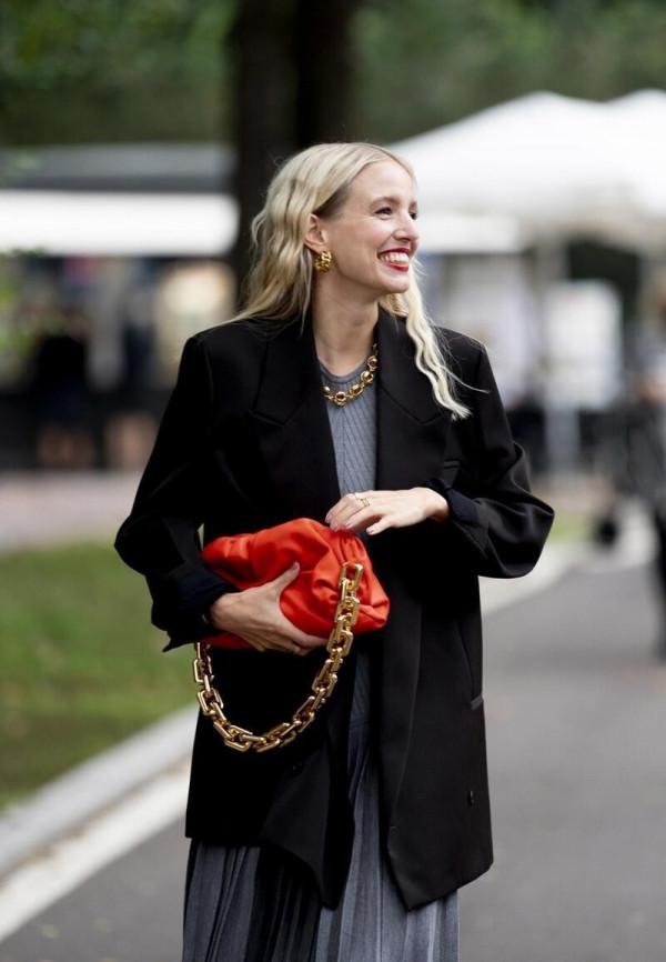 四五十歲的女人別直接穿毛衣，學潮流達人的打扮，配毛衣鏈太洋氣