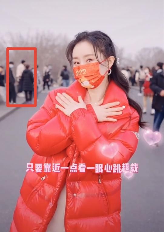 34歲舒暢大過年去旅遊，在馬路跳舞毫不避諱，後面男生緊盯她背影