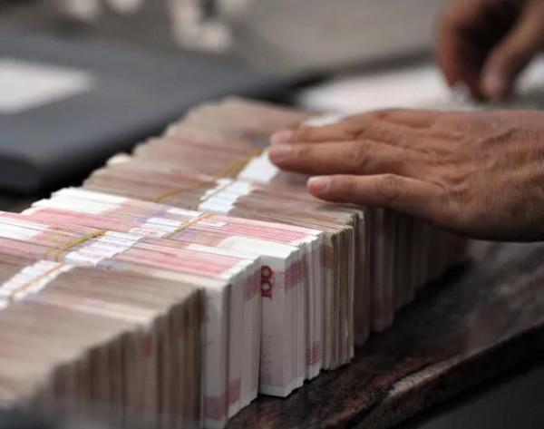 疫情過後，你報復性消費還是存款，1萬定期，一年利息多少？