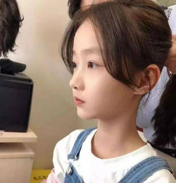 趙薇女兒“小四月”因顏值太高，被全網禁止整容，現在變啥樣了？