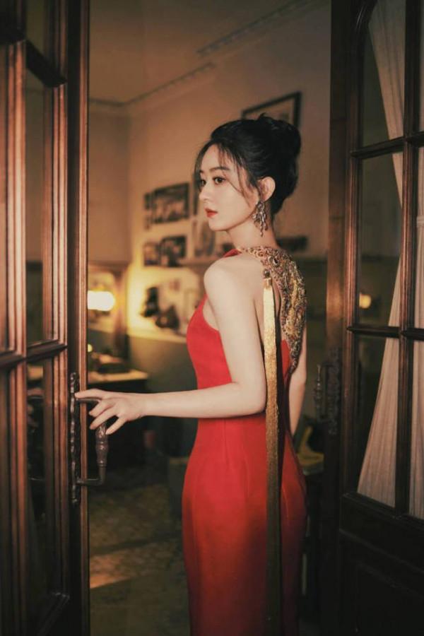 趙麗穎輕熟風造型徹底封神,穿黑裙演繹出優雅範,氣質提升就開掛 趙麗穎輕熟風造型徹底封神,穿黑裙演繹出優雅範,氣質提升就開掛