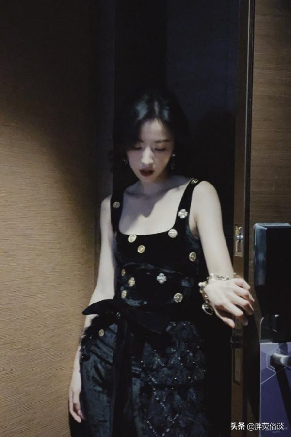 周雨彤一身黑色絲絨徽章裙褲，大氣時髦又不失優雅可愛