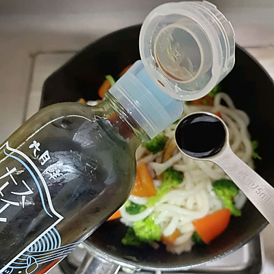 這道蔬菜炒烏冬麵一上桌，我的筷子就沒停過