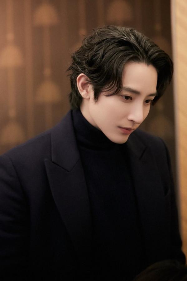 李洙赫走個路都能像走秀，也是因為臉太&OpenCurlyDoubleQuote;能打&rdquo;了吧？