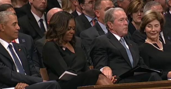 2018年老布什葬禮：希拉里無視特朗普，小布什再次給米歇爾遞糖