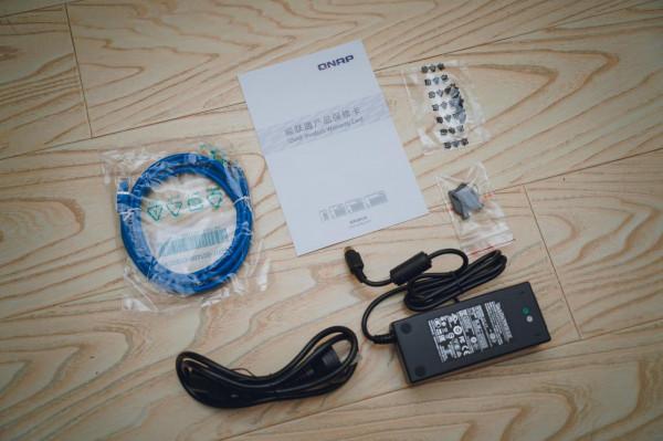 歷史低價買到九盤位萬兆 NAS 機皇：威聯通 TS-H973AX