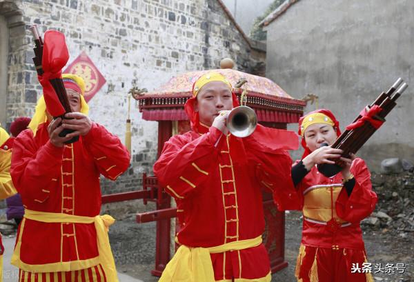 新娘被新郎誤會以死明志,新郎得知訊息,隨新娘一起去了 新娘被新郎誤會以死明志,新郎得知訊息,隨新娘一起去了