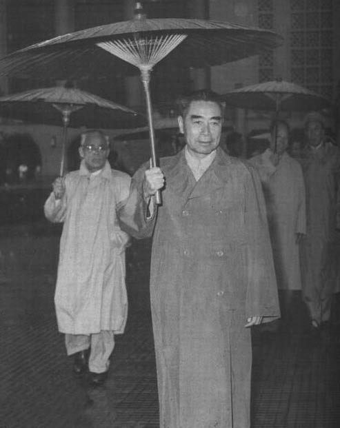 1961年卡車險些撞上週總理座駕,總理下令徹查:對方有意還是無意 1961年卡車險些撞上週總理座駕,總理下令徹查:對方有意還是無意