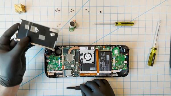 V社釋出Steam掌機拆解影片 警告使用者不要自己拆解