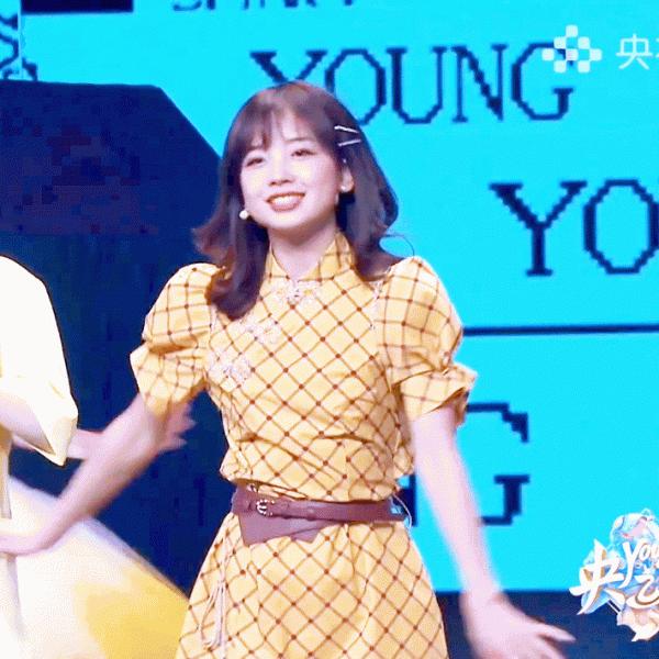 怪不得王冰冰能爆火，穿女團短裙就像偶像一樣，小圓臉真可愛