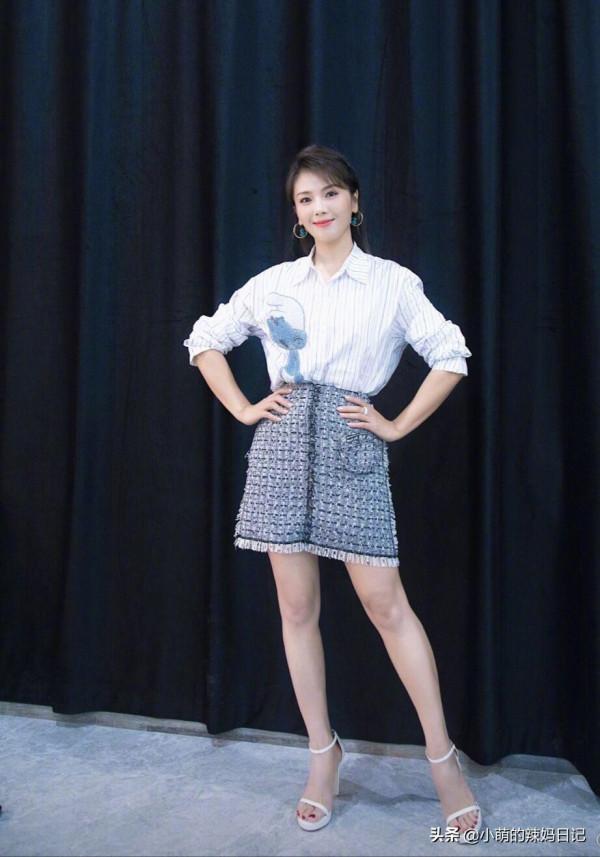 真正見過世面的女人，穿襯衫很少配西裝褲，看陳數就知道了