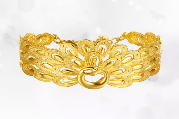 最經典的7款黃金手鐲該怎麼搭配?選對時尚翻倍 最經典的7款黃金手鐲該怎麼搭配?選對時尚翻倍