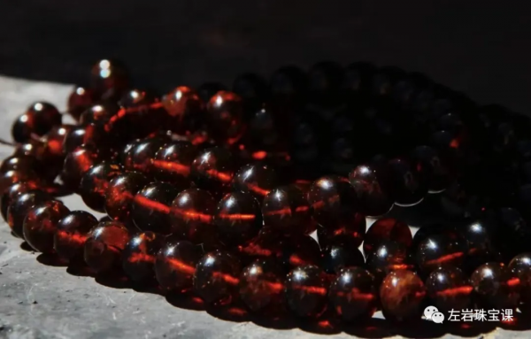 左巖珠寶課:關於血珀,你想了解的全在這兒 左巖珠寶課:關於血珀,你想了解的全在這兒