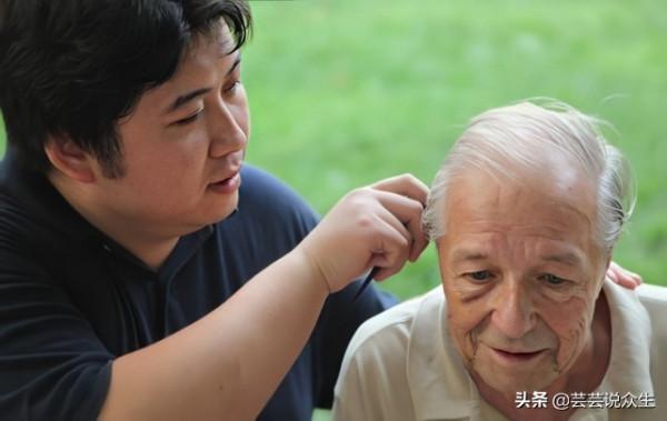 中國小夥贍養瑞士房東，外國老人：想要長眠於中國