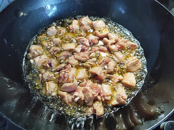 這幾道乾煸菜，焦香四溢，麻辣過癮，下酒又下飯