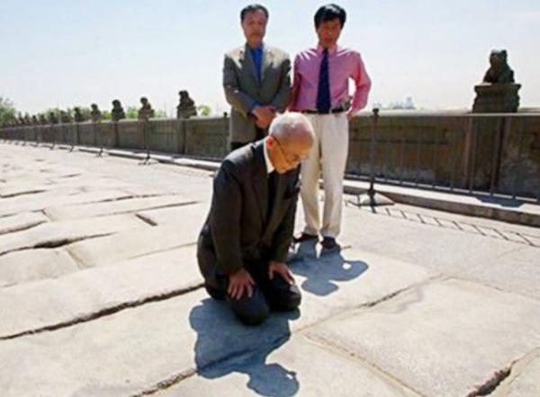 1987年，侵華老兵說烈士墓園埋“叛徒”，3年後，到墓前磕頭謝罪