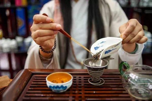 喝茶與喝白開水各有什麼好處？不妨早知曉，若是你，你會怎麼選擇