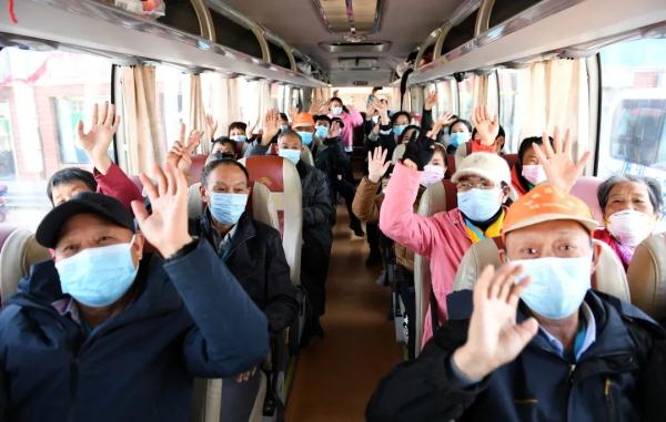 記者在現場|最後一批旅遊專列遊客離開額濟納 記者在現場|最後一批旅遊專列遊客離開額濟納