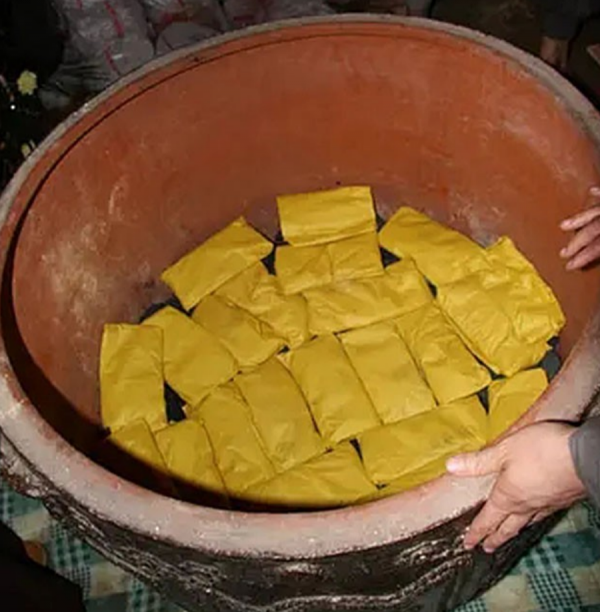 2000年，江西孝子遵遺囑將父做成“木乃伊”，供奉家中無人敢拜訪