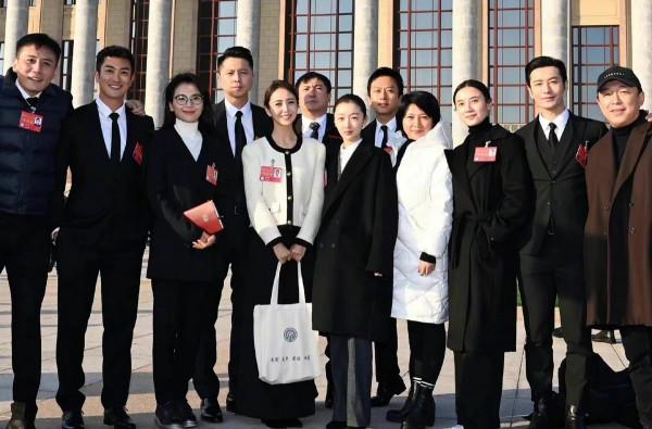 佟麗婭變“央視臉”參加大會造型封神!穿小香風拍大合照,大逆襲 佟麗婭變“央視臉”參加大會造型封神!穿小香風拍大合照,大逆襲