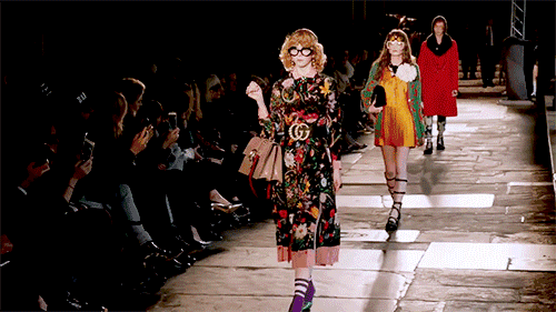 55歲大媽剛戒毒又患癌，第一次拿起畫筆便完美蛻變Gucci金牌畫師