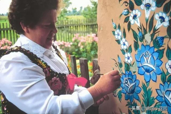 她們把鮮花種在牆上，一不小心這個村莊就美成了童話