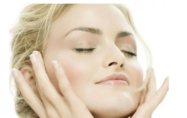 爽膚水應該用手塗還是用化妝棉擦？正確用法瞭解一下