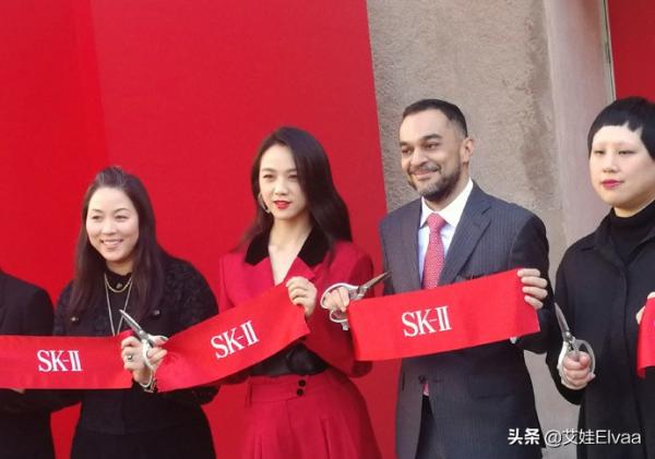 湯唯回國後公開露面，穿白襯衫黑裙談笑風生，線下生活1年更美了