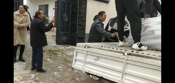 大衣哥買了假山石，改造一下小院環境，迎接兒媳婦回家