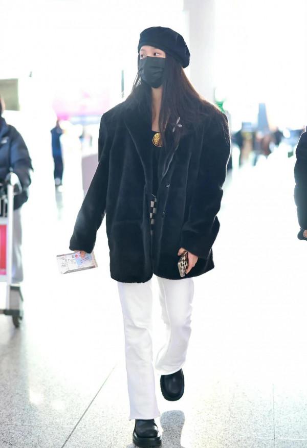 林允私服，頭戴貝雷帽，身穿貂皮短大衣，低調耐看